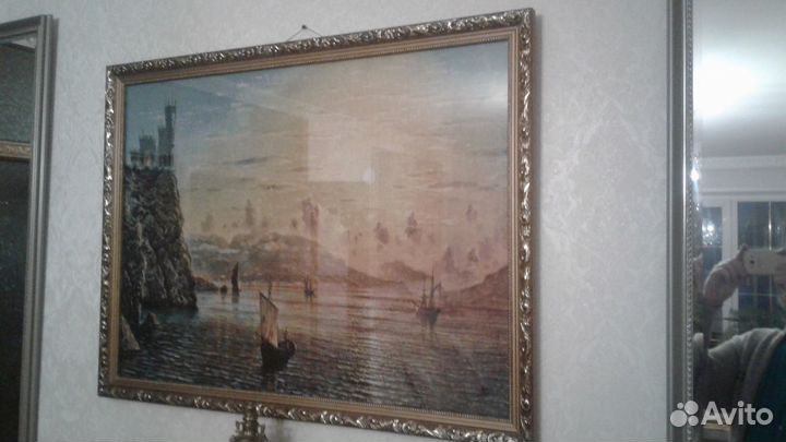 Гобелены в золотых рамах под стеклом