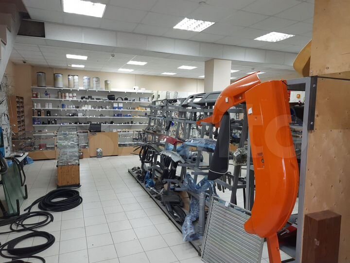 Здание с земельным участком