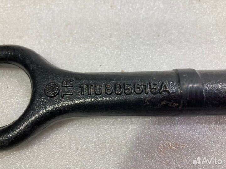 Крюк буксировочный Skoda Superb седан cdaa 2010