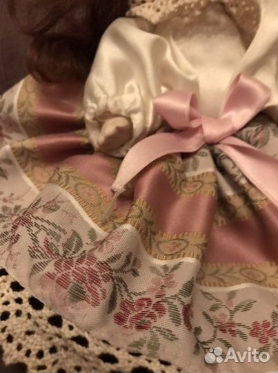 Кукла фарфоровая