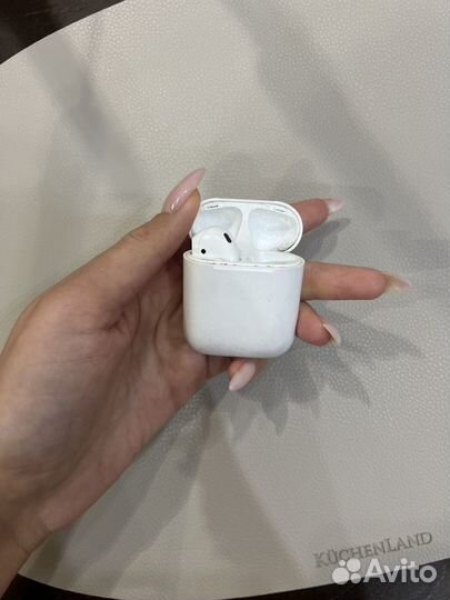 Airpods кейс и левый наушник