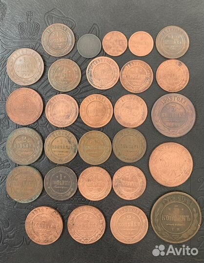 Много медных царских монет