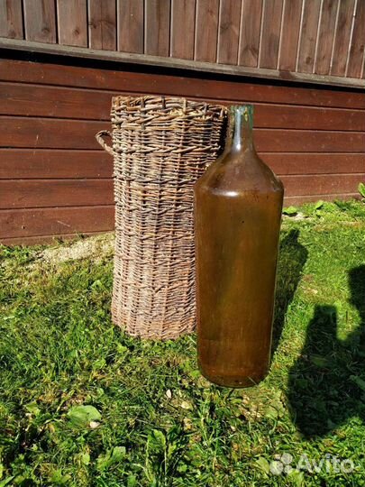 Старинная бутыль в плетёной корзине