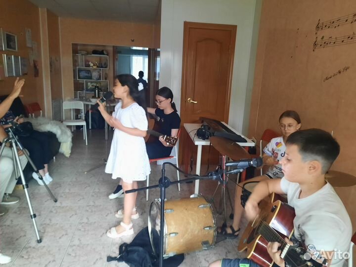 Вокал, фо-но, гитара, укулеле, барабаны, скрипка