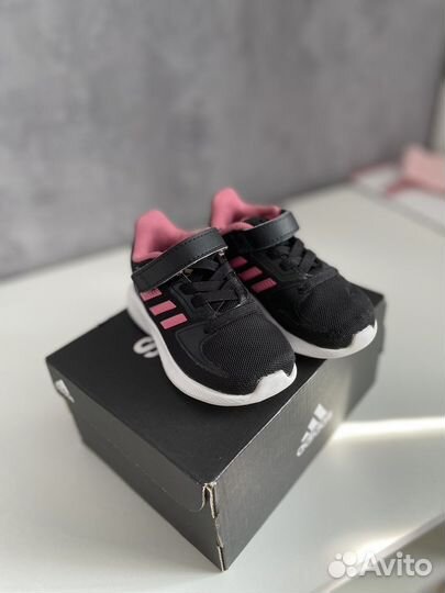 Кроссовки adidas для девочки