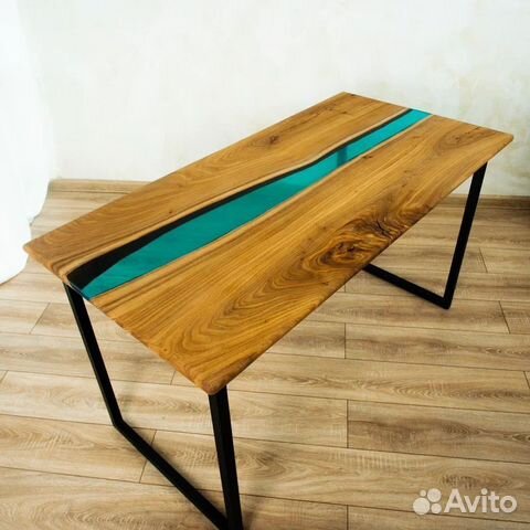 Деревянный стол со смолой 
