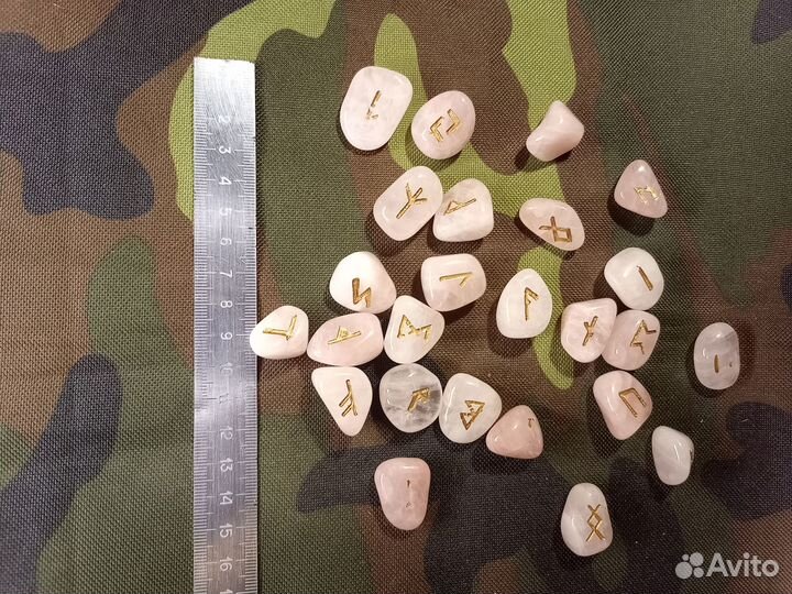 Руны из кристаллов розового кварца