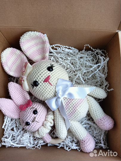 Вязаная игрушка зайка. Пинетки