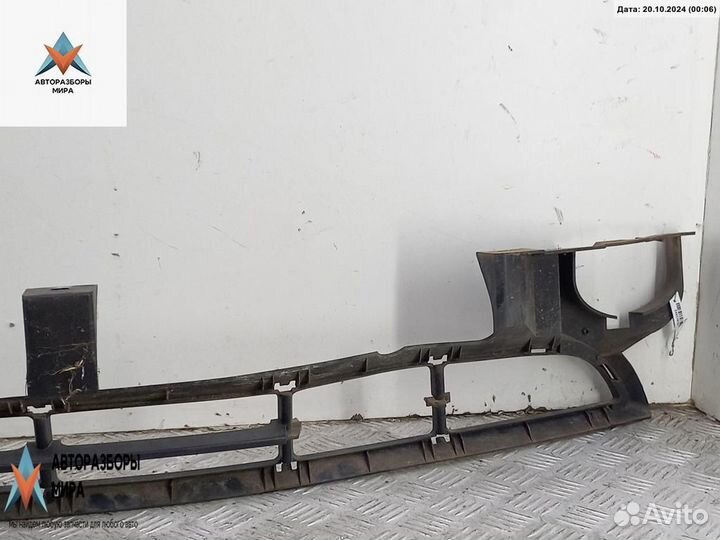 Заглушка (решетка) в бампер BMW 3 E46 рест. 2004