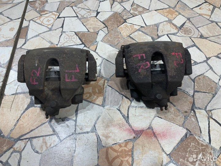 Суппорт тормозной передний Ford Focus седан 1.6