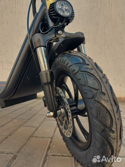 Электросамокат с корзинкой и сидушкой