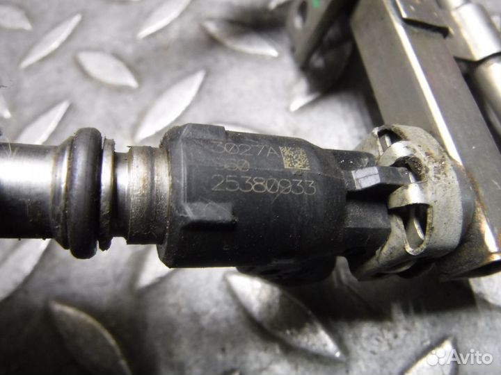 Рейка топливная (рампа) Opel Astra