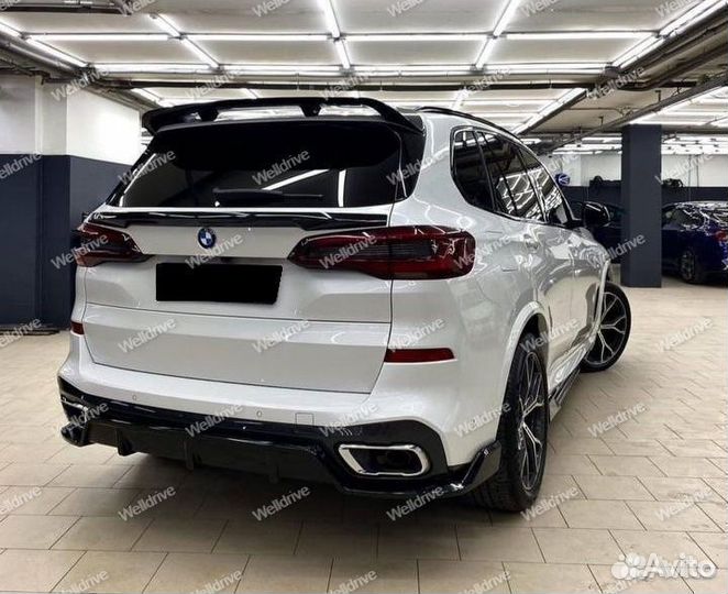 Накладка на задний бампер BMW X5 G05 черный глянец