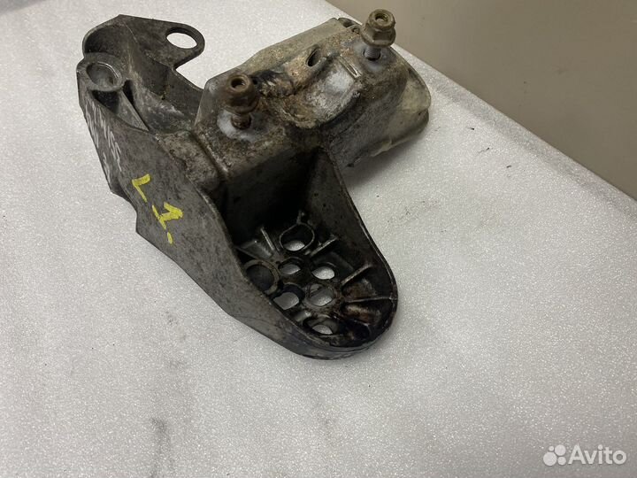 Кронштейн опоры двигателя левый Ауди А4 Б6 8Е