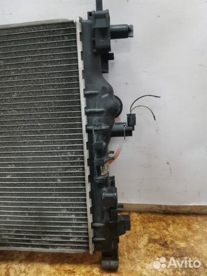 Радиатор охлаждения Opel Astra J хетчбэк 1.6