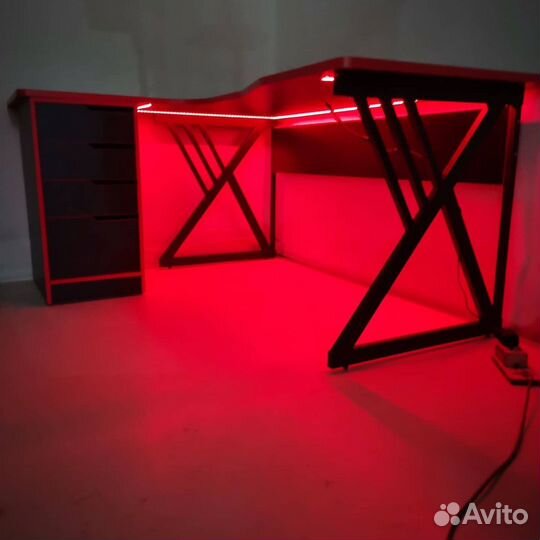 Угловой компьютерный стол с подсветкой