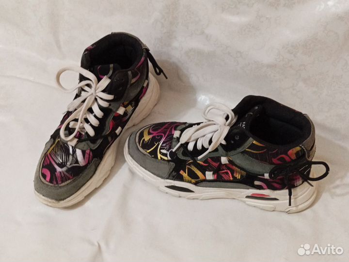 Кроссовки женские