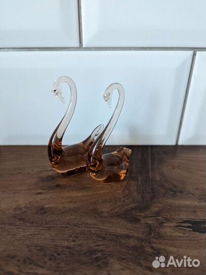 Стеклянные лебеди