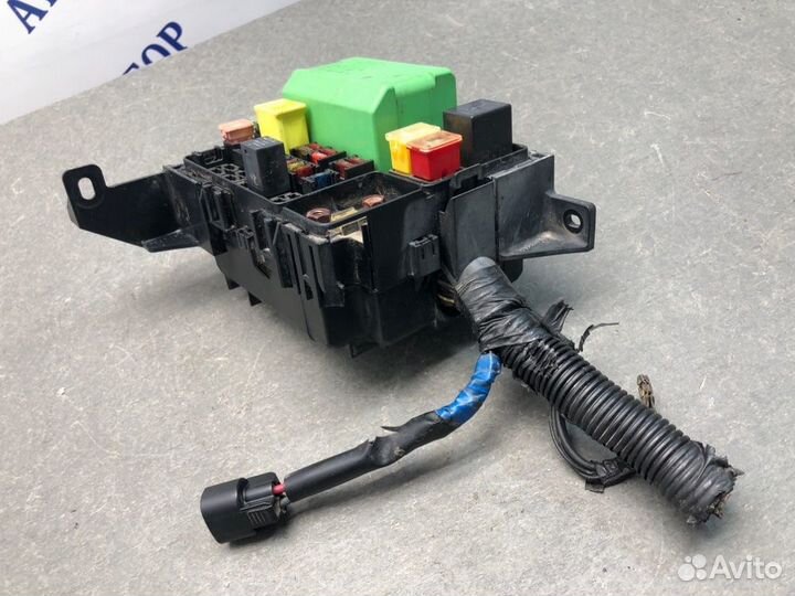 Блок предохранителей под капот Mitsubishi Lancer