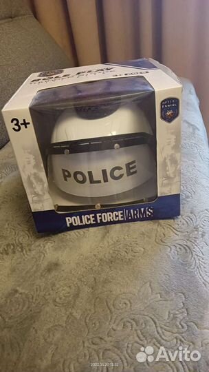 Каска полицейского с мигалкой