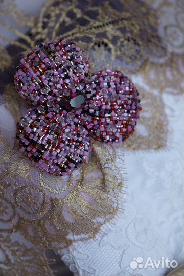 Вышитая брошь 