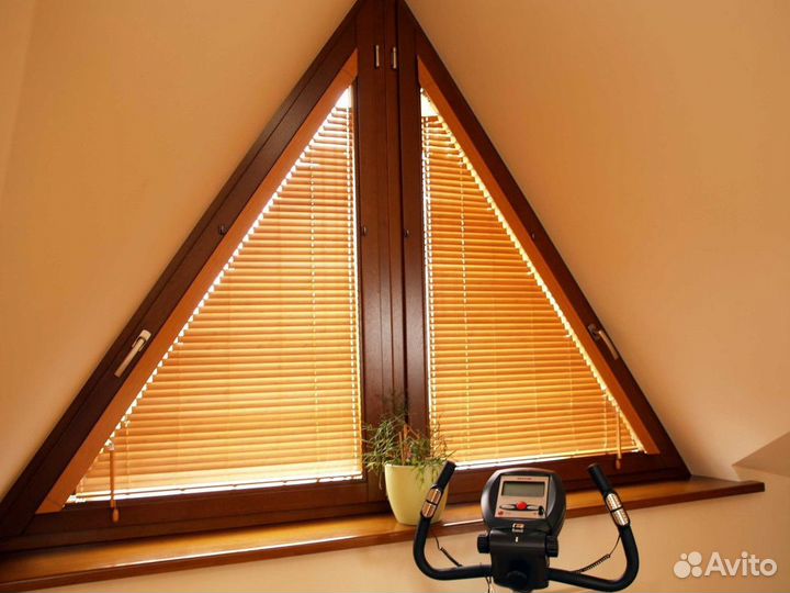 Окно треугольное пвх золотой дуб