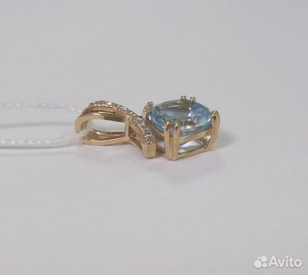 Золотая подвеска с камнем