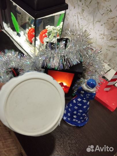 Дед мороз и снегурочка под елку