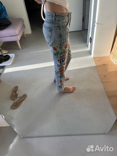 Джинсы zara 32 с вышивкой