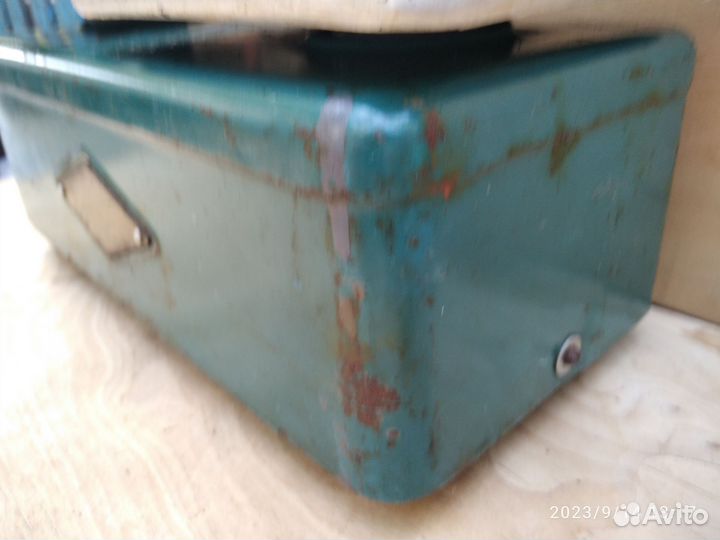 Старые весы с гирями