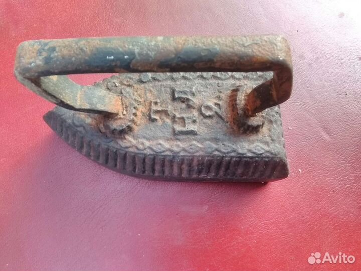 Старинный чугунный утюг