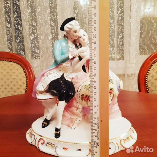 Фарфоровые статуэтки пара