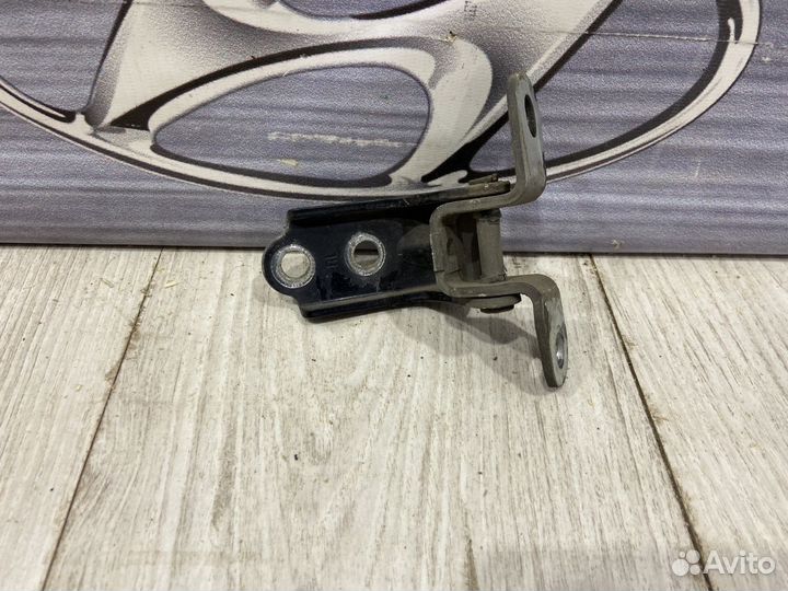 Петля двери Hyundai solaris Лев