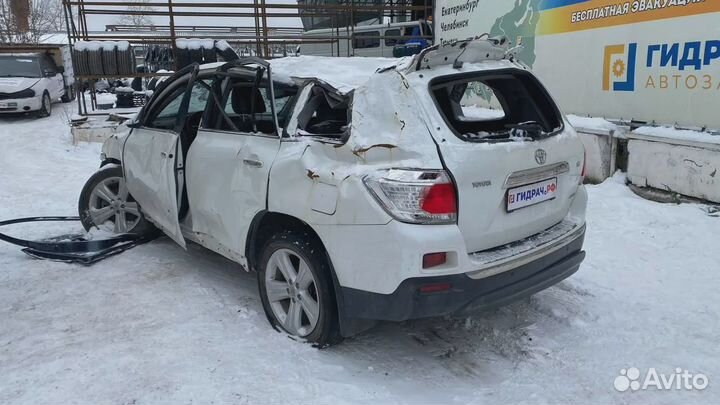 Замок двери задней левой Toyota Highlander 2 (XU40