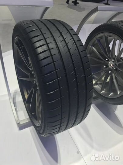 Kumho Ecsta PS71 245/40 R20 и 275/35 R20 99Y