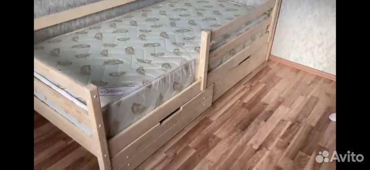 Детская кровать из массива дерева