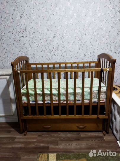 Детская кроватка с маятником и ящиком