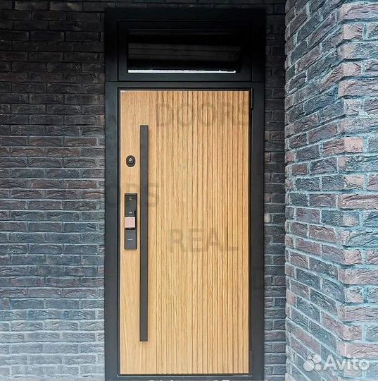 Металлическая входная дверь с фрамугой для дома