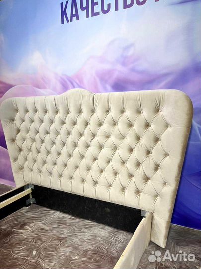 Кровать с мягкой обивкой
