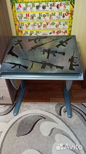 Школьная парта со стулом и полками
