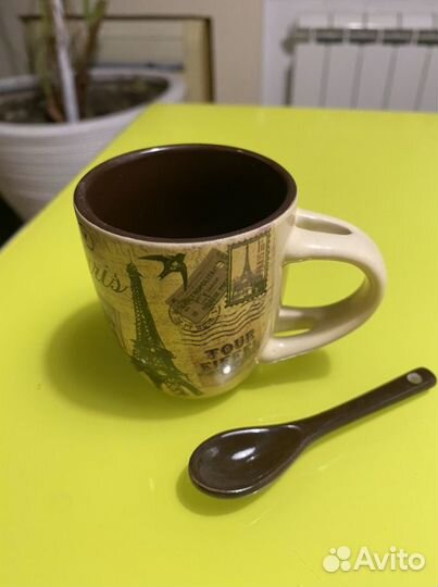 Кофейная чашка с ложкой