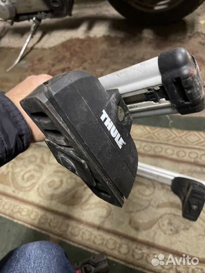 Две поперечины и замки Thule на крышу Land Rover