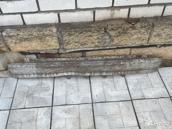 Задний усилитель бампера на audi a4 b5 седан