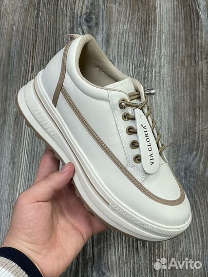 Кроссовки женские