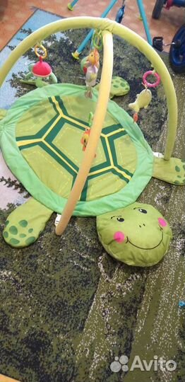 Развивающий коврик и другие игрушки для малышей