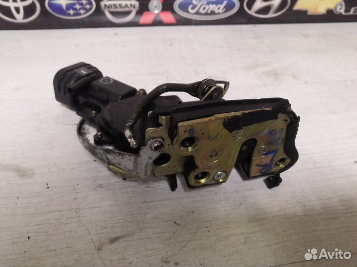 Замок двери задний левый Toyota Corolla AE110