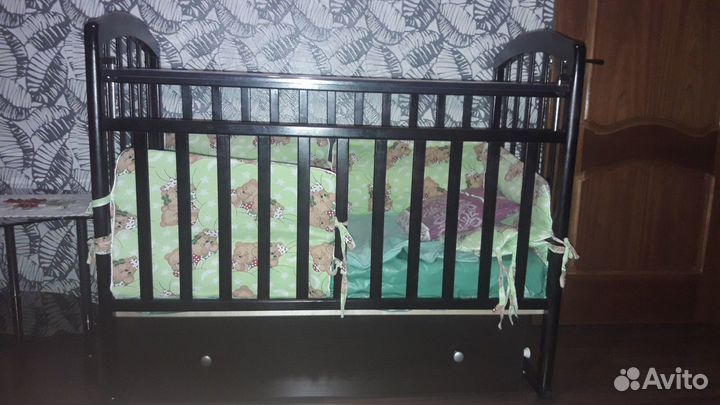 Детская кроватка с маятником и ящиком