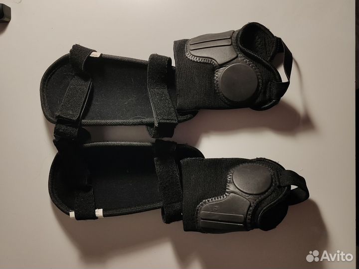 Щитки футбольные детские Demix