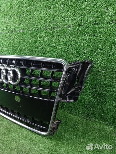 Решетка радиатора Audi A5 8T Дефект верхних крепле