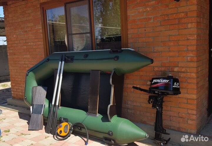 Лодочный мотор с лодкой